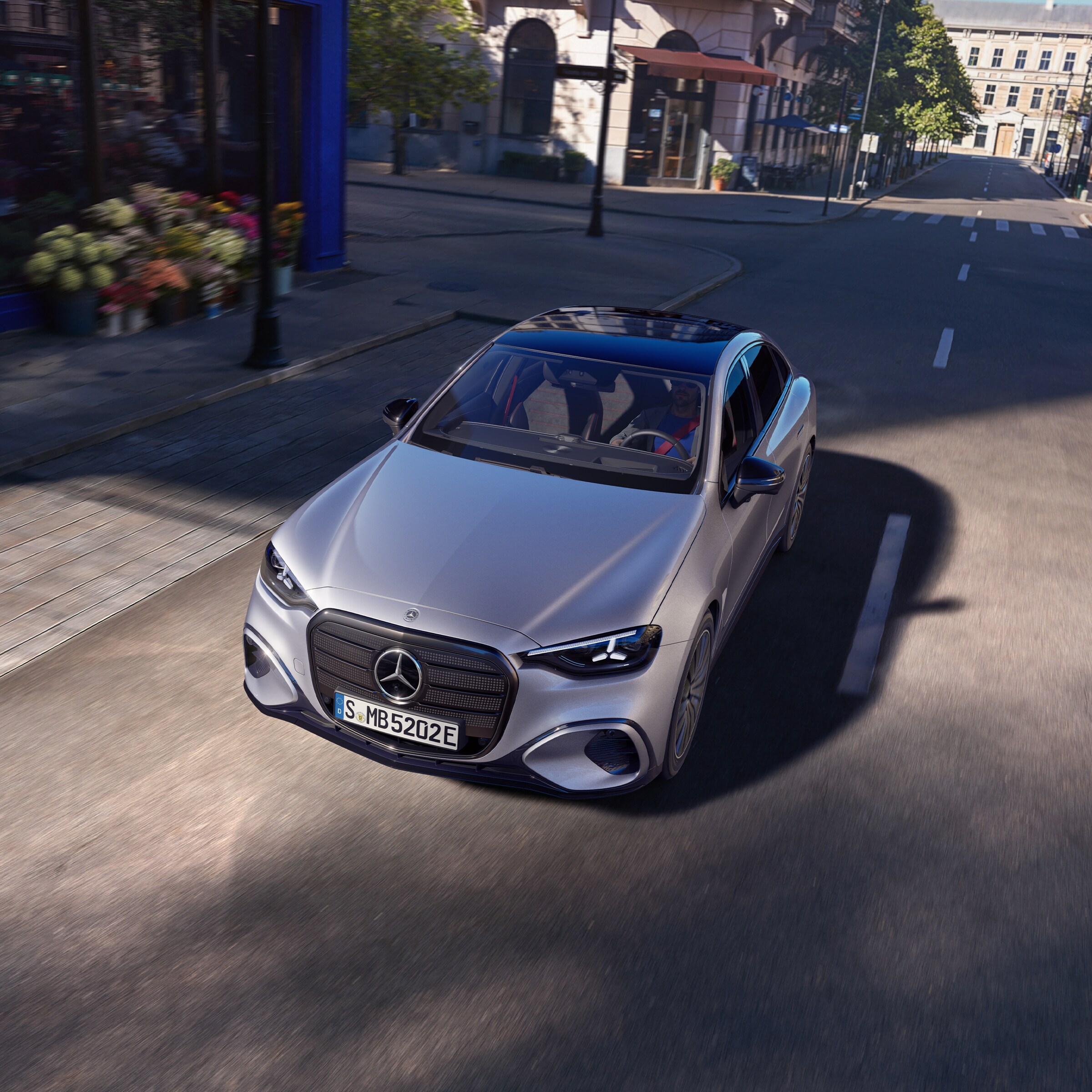 Oferta | Clase C eléctrico | Mercedes-Benz visual del Clase C eléctrico en color gris por la calle