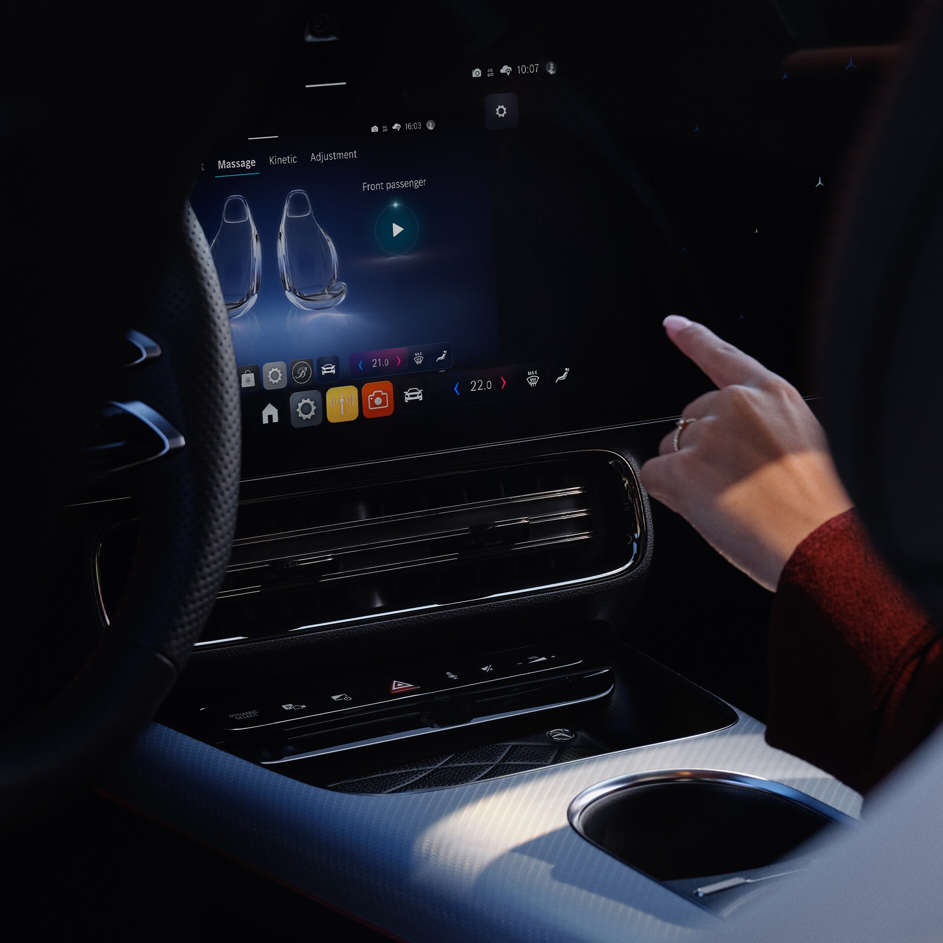 Personalización | Sistema multimedia MBUX | Mercedes-Benz El sistema multimedia MBUX, mostrando las opciones de personalización dentro de un vehículo Mercedes-Benz.