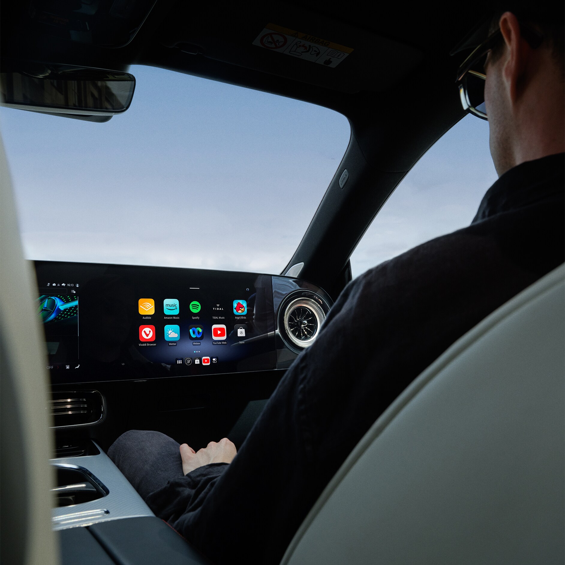 Asistente de voz | Sistema multimedia MBUX | Mercedes-Benz Vista del interior mostrando el puesto de conducción de un Mercedes-Benz con el sistema multimedia MBUX.
