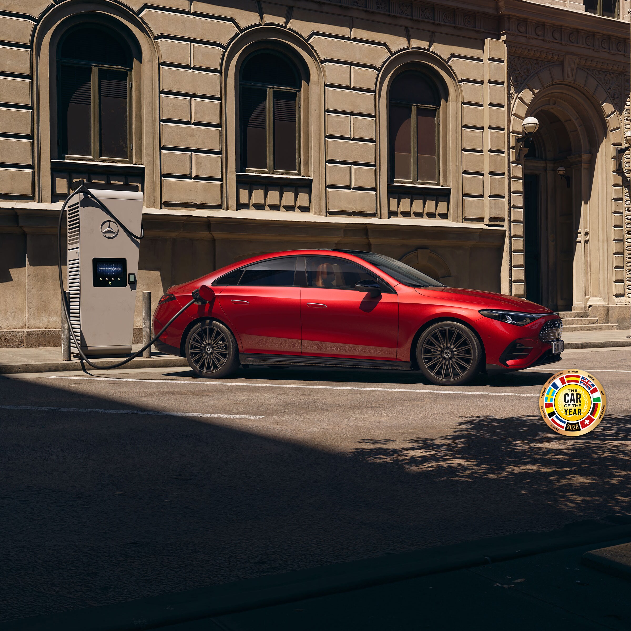CLA 100% eléctrico | Mercedes-Benz coche rojo con cargador en la calle