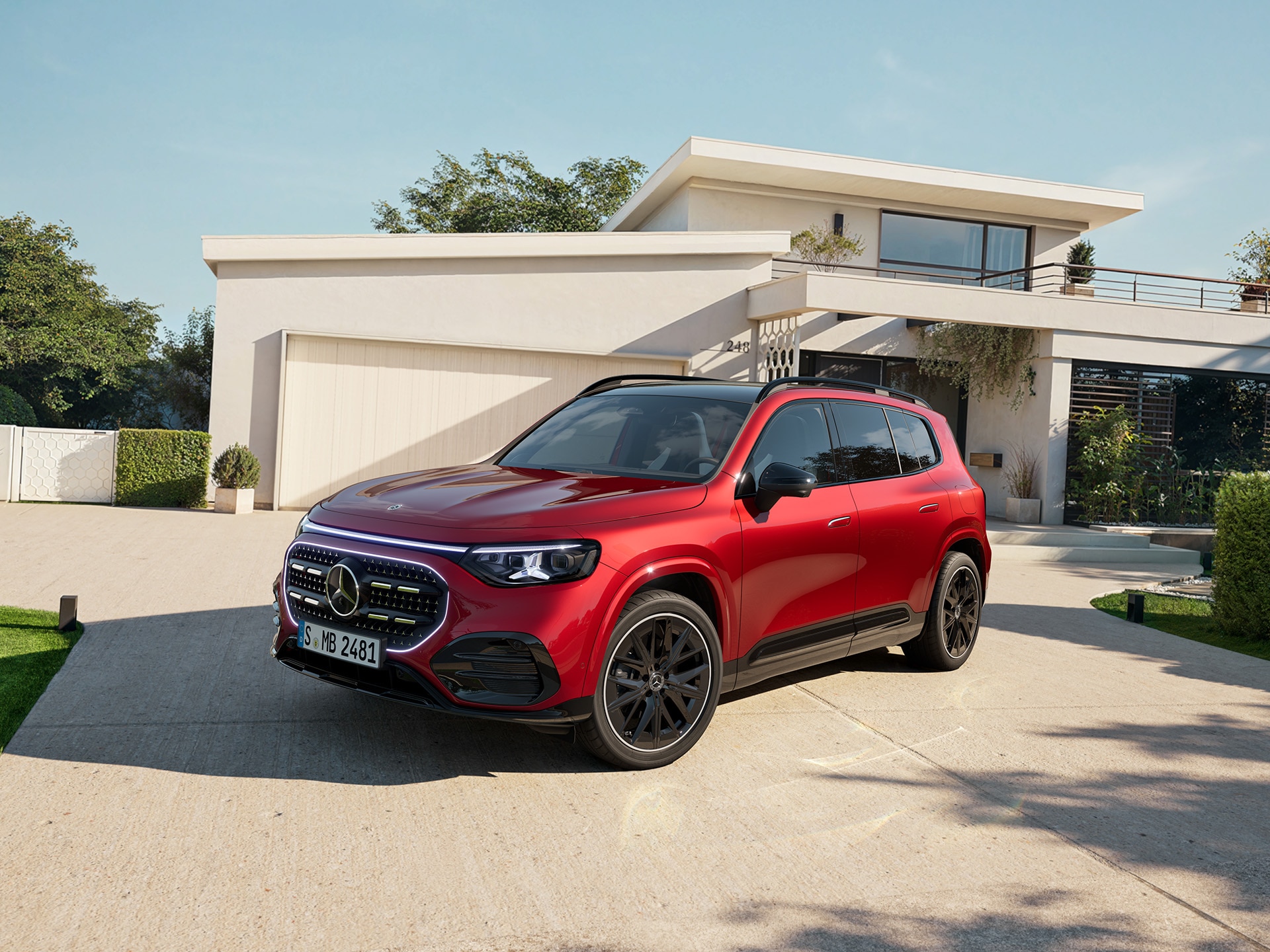 GLB | Mercedes-Benz La imagen muestra un GLB rojo aparacado fuera de una casa