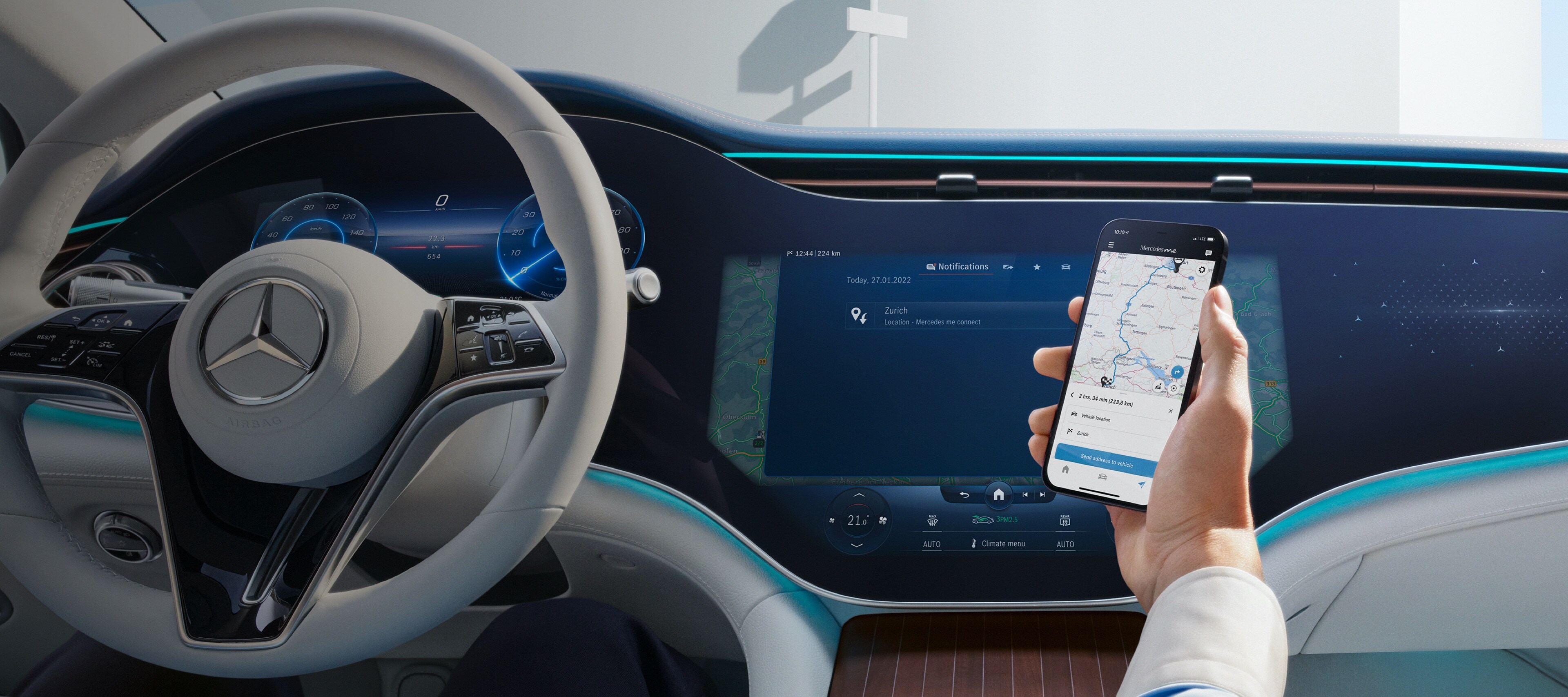 Aplicaciones | Mercedes-Benz Un hombre abriendo la Mercedes-Benz App en su smartphone.