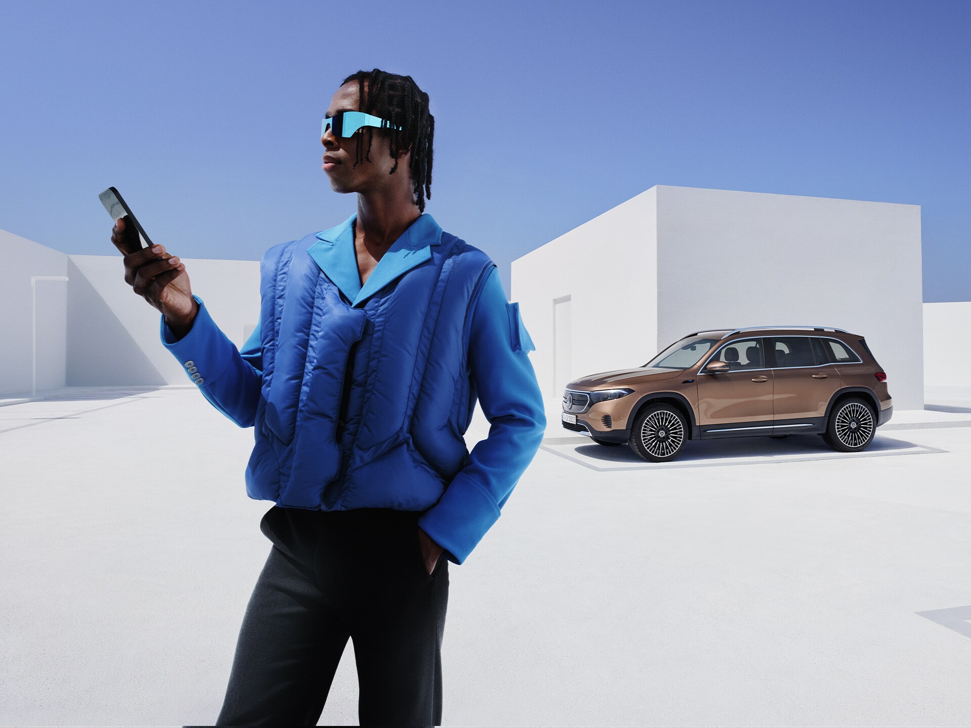 Mercedes-Benz App | Aplicaciones | Mercedes-Benz El menú de la Mercedes-Benz App muestra las funciones disponibles de los extras digitales para los temas Navegación, Función remota y GUARD 360˚ en un smartphone.