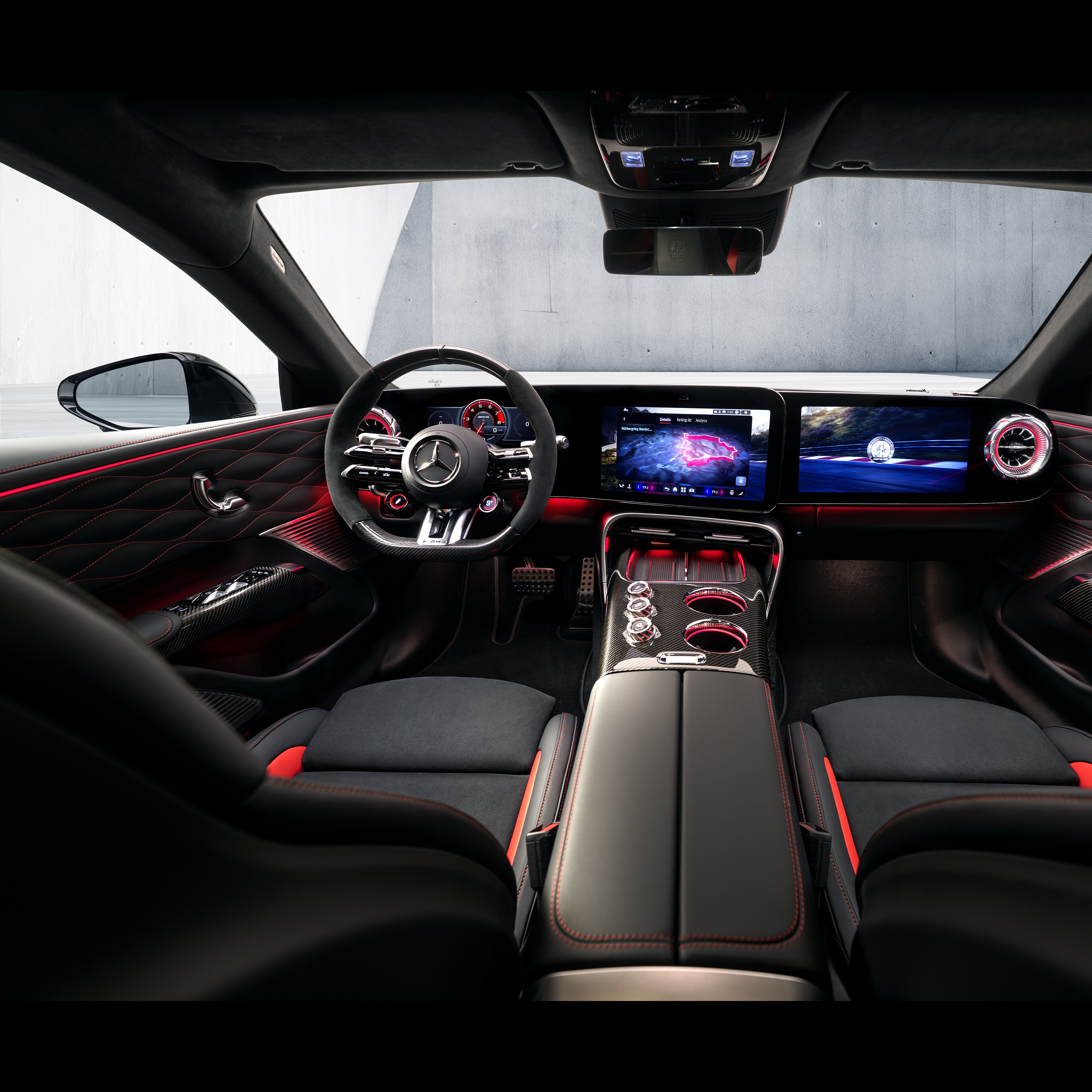 visual del interior del Mercedes-AMG GT 4 Puertas Coupé con tapicería en color negro y luves en rojo