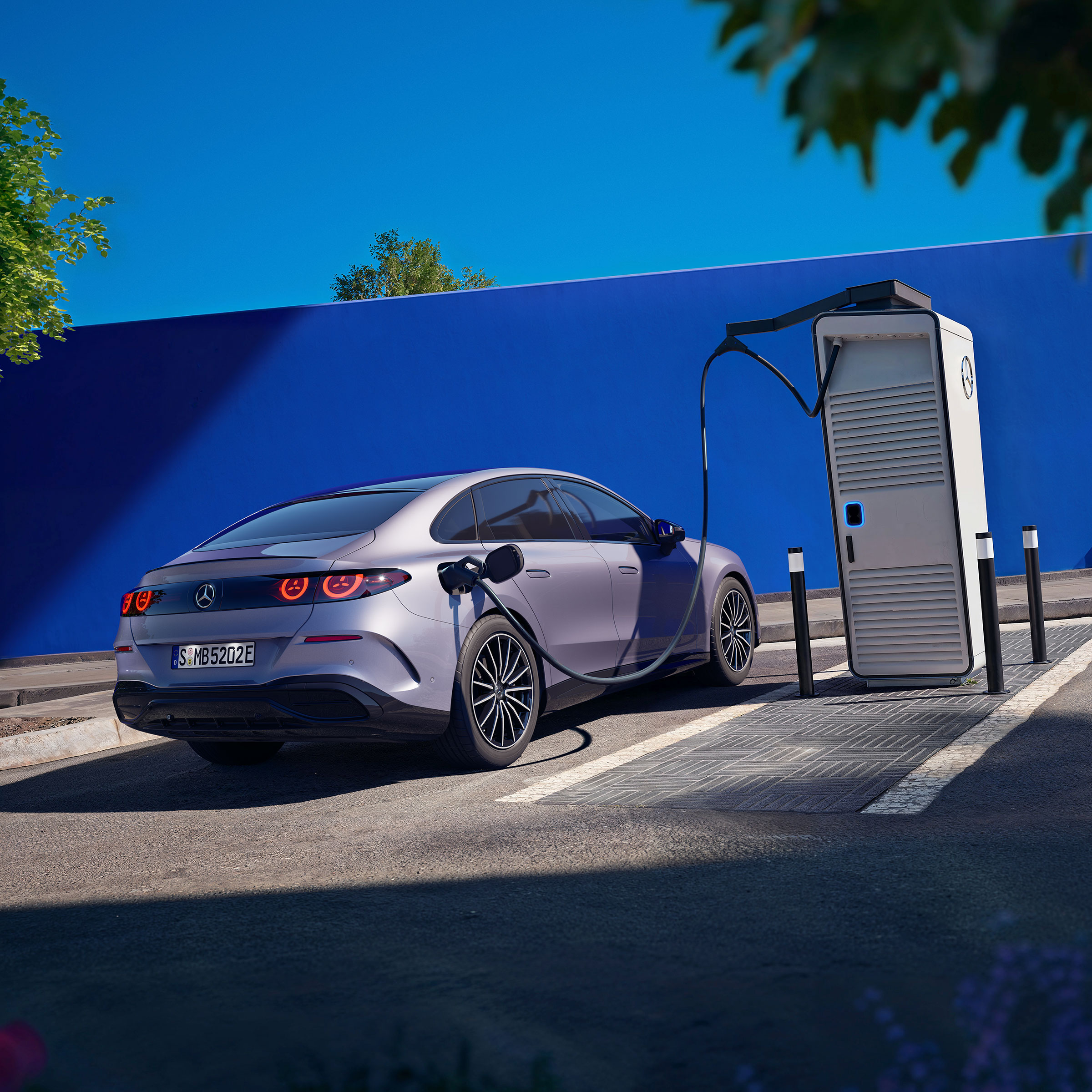 Visual del nuevo Clase C eléctrico en color gris de Mercedes-Benz en un parking mientras se carga