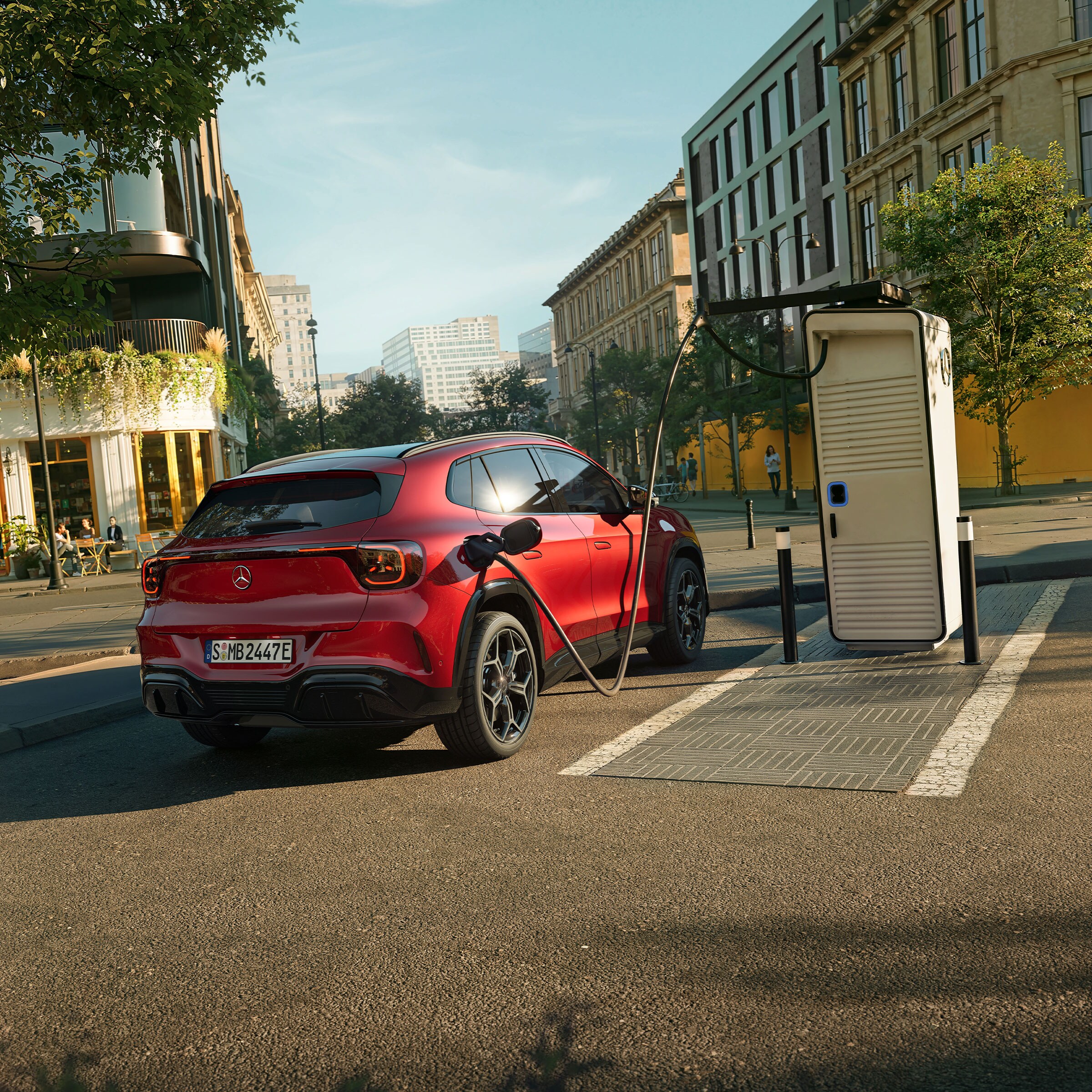 Visual de un GLA eléctrico en color rojo enchufado en la calle mientras recarga
