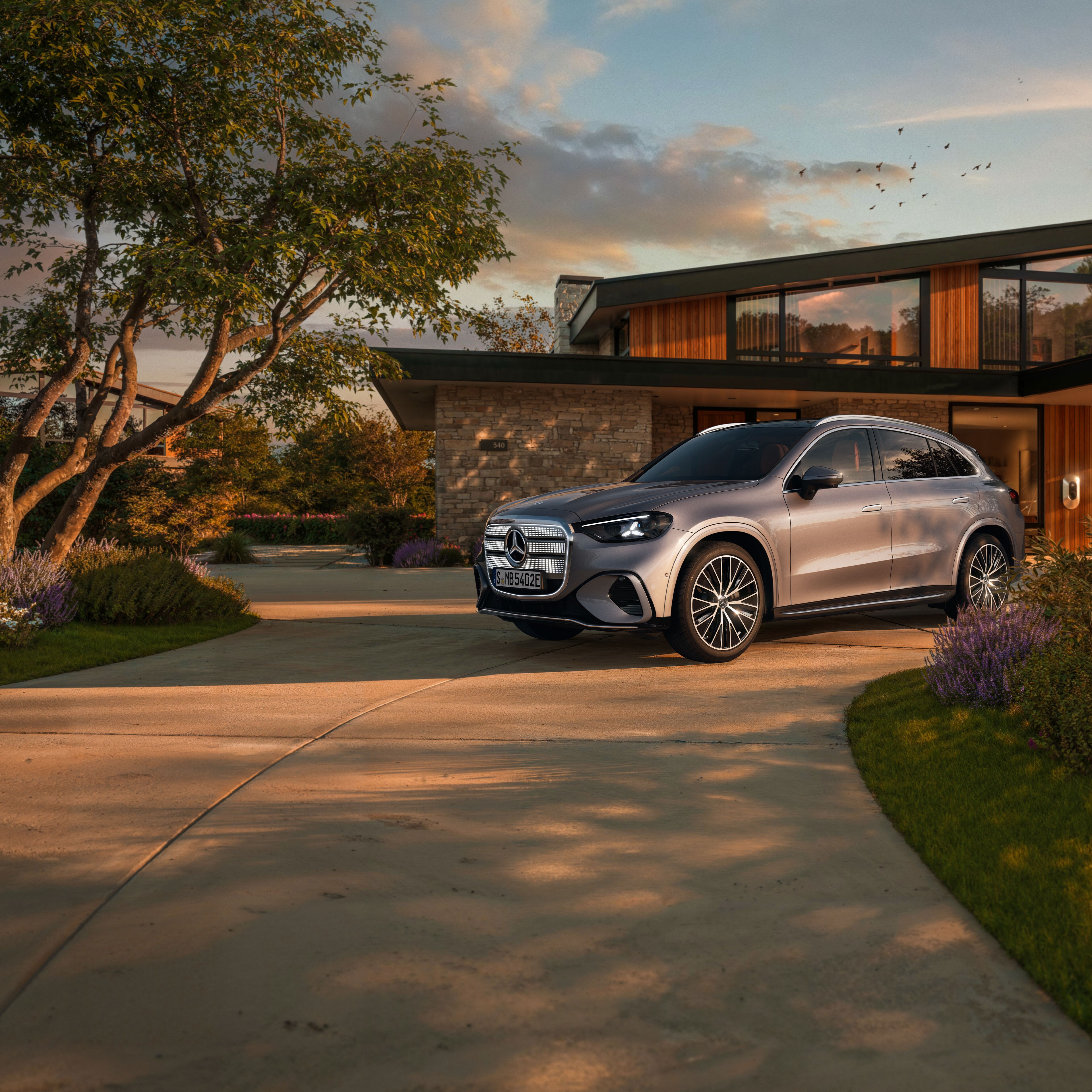 Visual lateral del GLC eléctrico en color gris frente a una casa