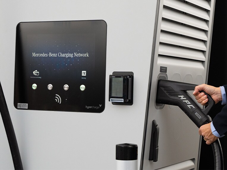 Opciones de carga | Electromovilidad | Mercedes-Benz Una estación de la red de carga Mercedes-Benz Charging Network en acción. La electromovilidad de Mercedes-Benz.