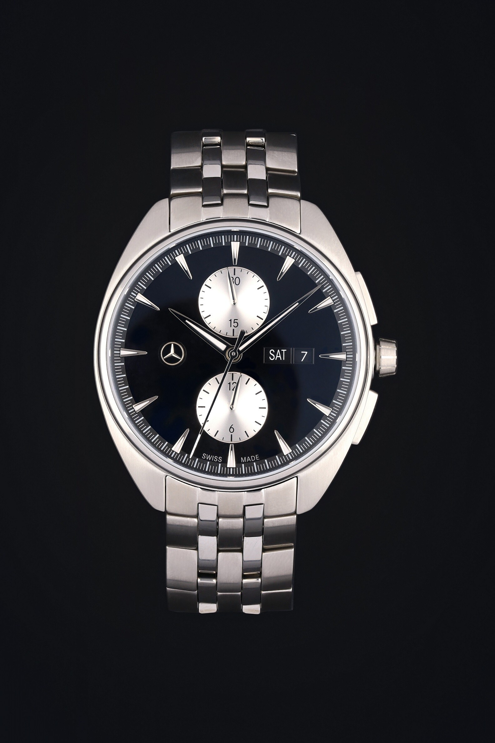 Relojes de Mercedes-Benz en la boutique | Mercedes-Benz En este primer plano del cronógrafo automático de Mercedes-Benz se aprecia su diseño elegante y diáfano.