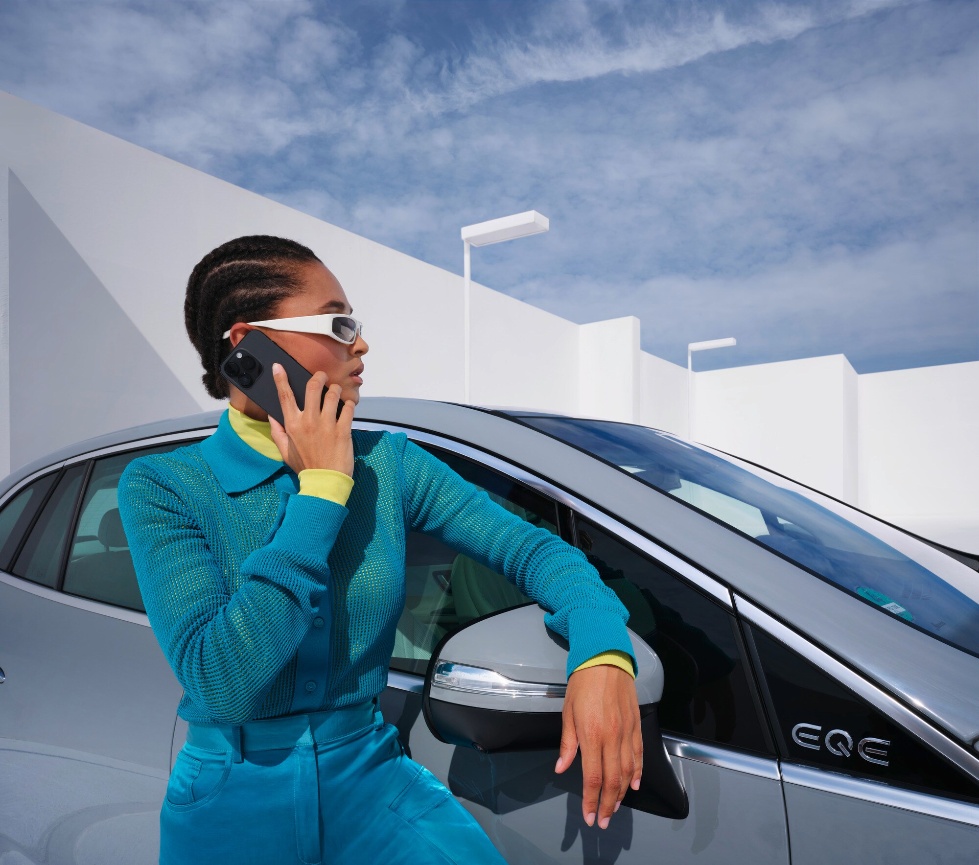 Gestión de Accidentes & Averías | Mercedes-Benz Imagen mostrando una persona apoyada en un vehículo Mercedes-Benz con el teléfono en la mano.