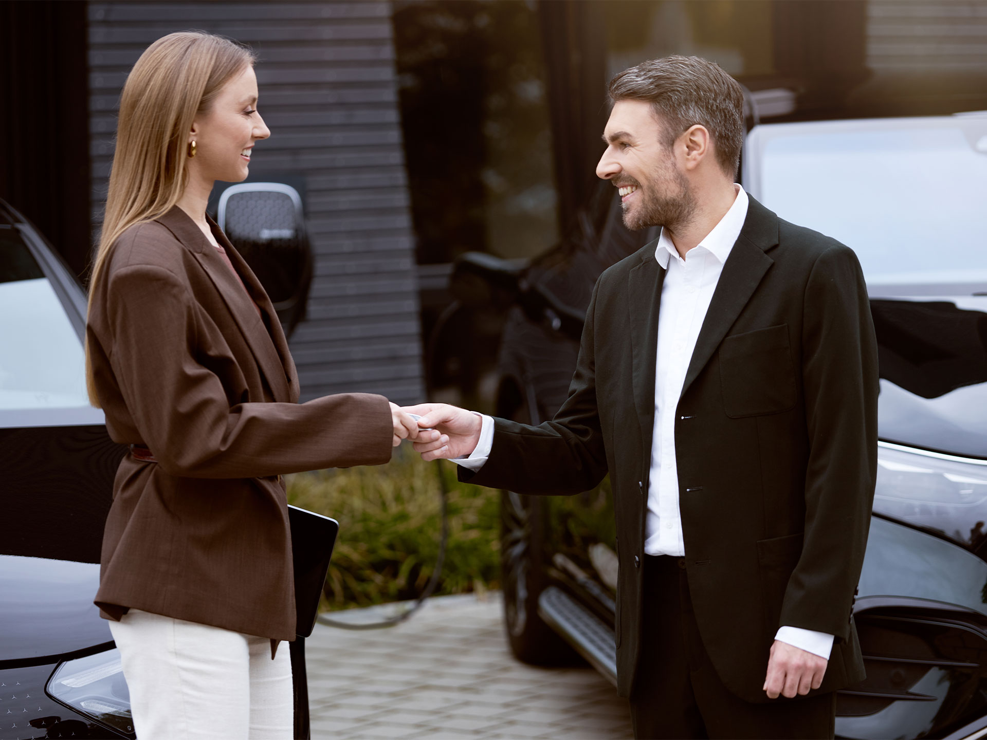 Carga para clientes corporativos | Carga | Mercedes-Benz Diversos modelos de turismos eléctricos de Mercedes-Benz dispuestos uno junto a otro en flotas.