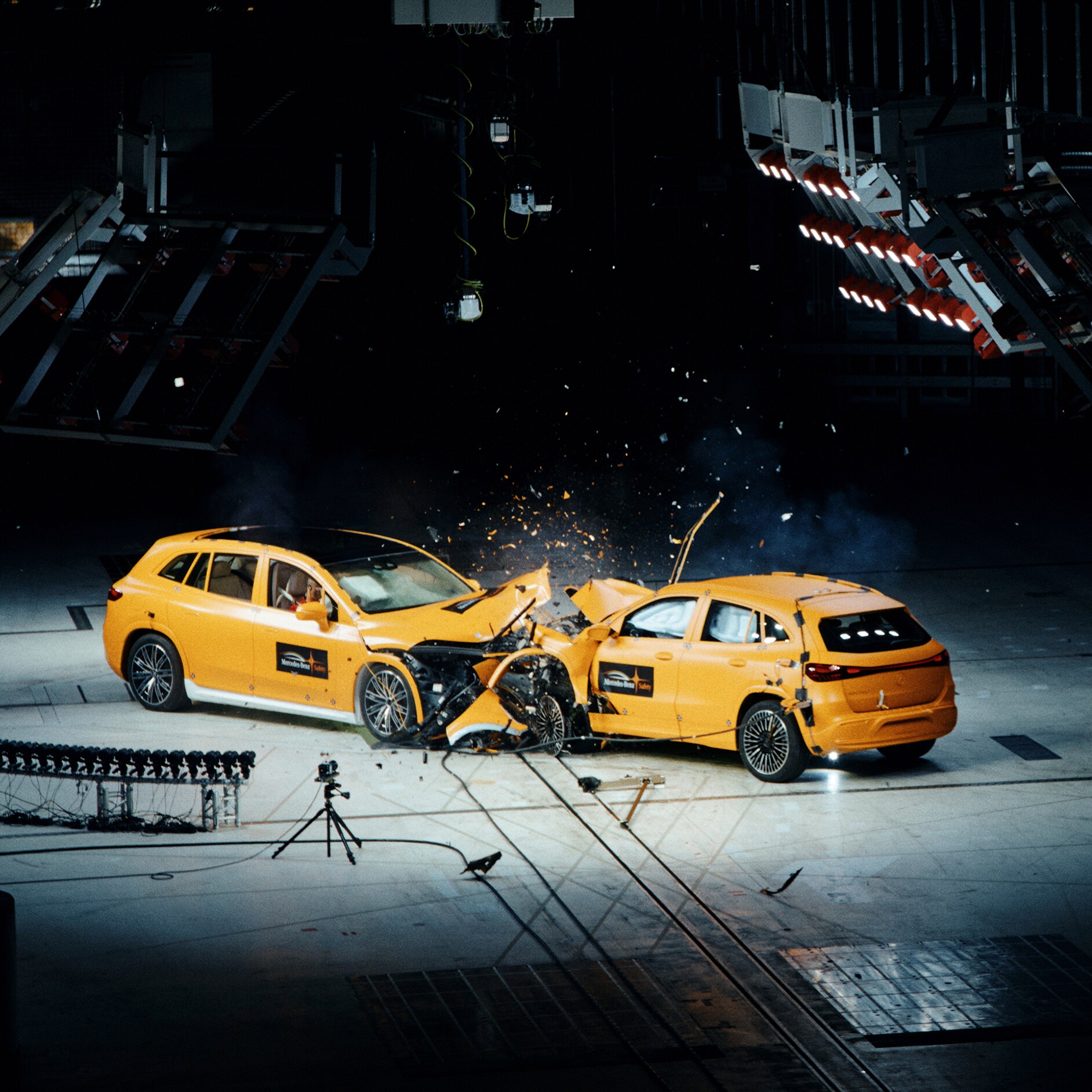 La seguridad no es cuestión de técnica de cadena cinemática | Seguridad | Mercedes-Benz Choque frontal entre dos coches Mercedes-Benz captado por las cámaras de pruebas de choque.
