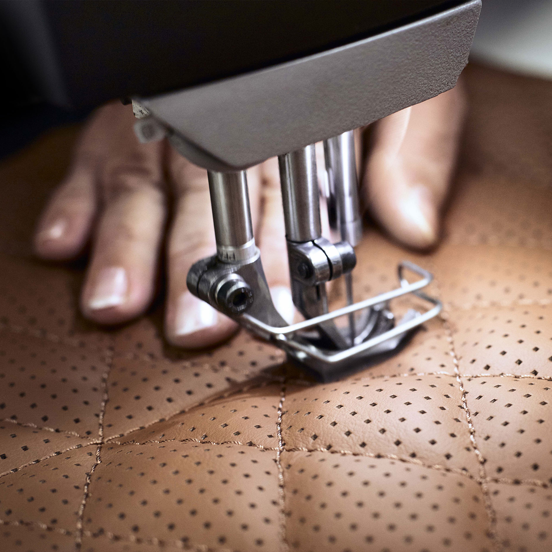 El tejido MANUFAKTUR con la estrella Mercedes-Benz se procesa a mano. El tejido MANUFAKTUR con la estrella Mercedes-Benz se procesa a mano.