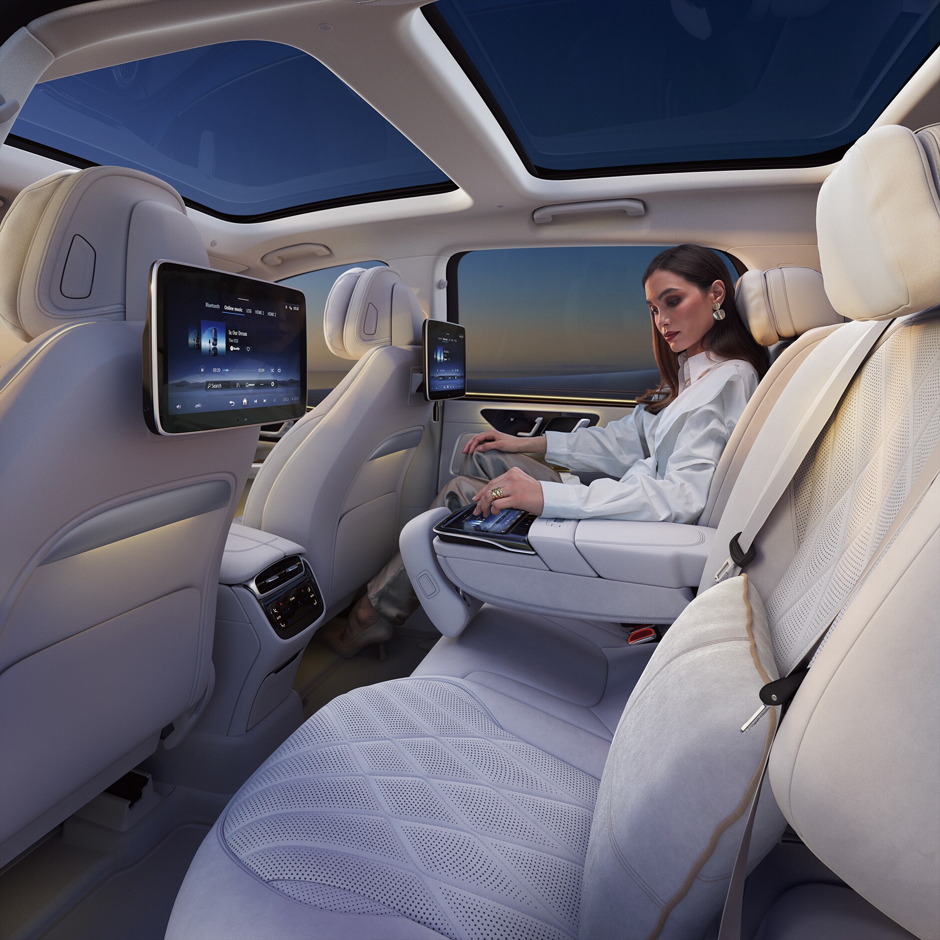 Sector interior trasero de un SUV Mercedes-Benz EQS. Sector interior trasero de un SUV Mercedes-Benz EQS.