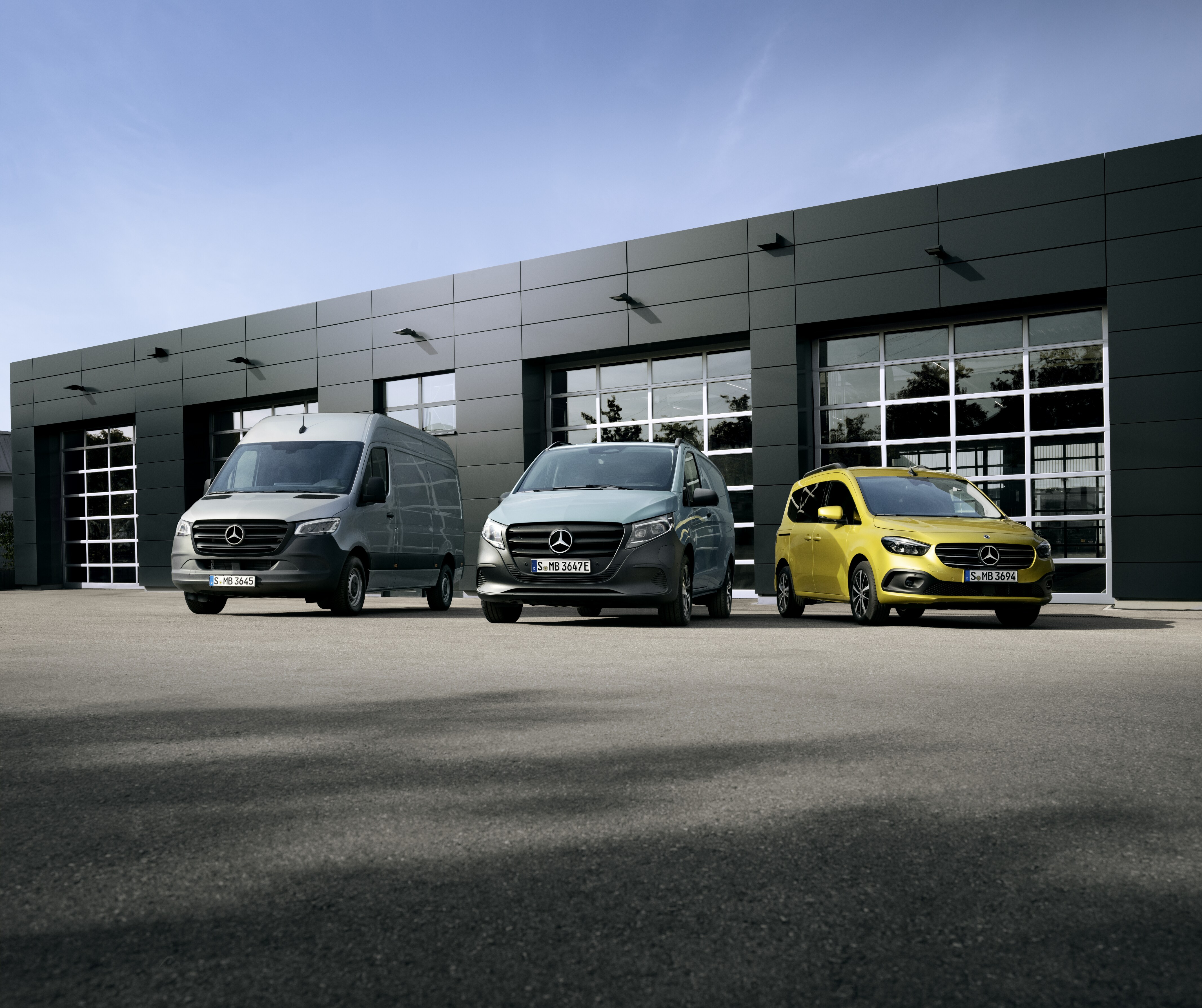 Furgones Mercedes-Benz de ocasión certificados Furgones Mercedes-Benz seminuevos certificados delante de un concesionario