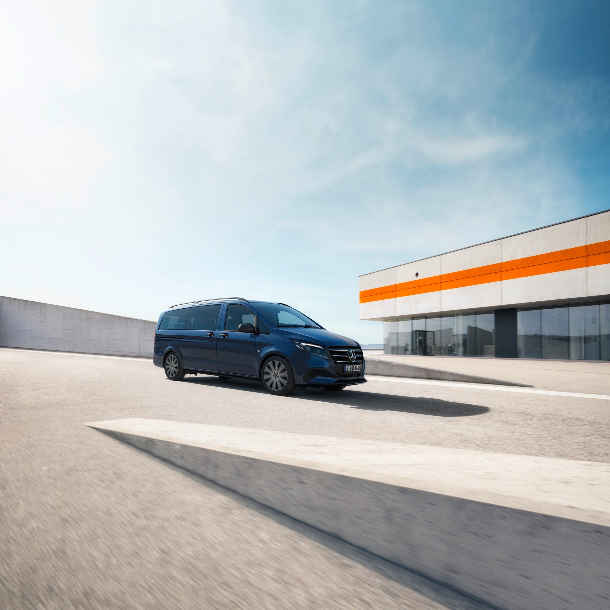 Elegante furgón Mercedes-Benz Clase V Furgón Mercedes-Benz Clase V pasando frente a un moderno edificio