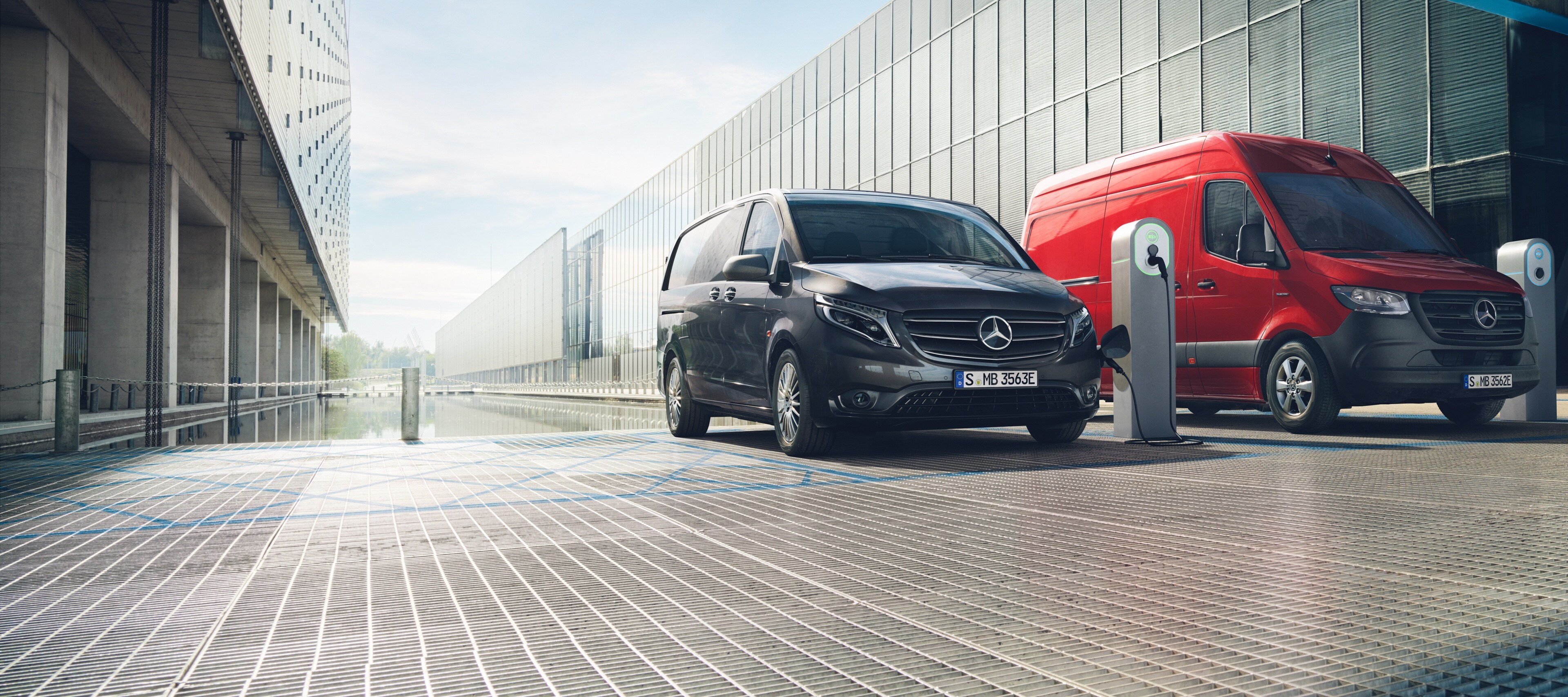Furgonetas eléctricos ecológicos de Mercedes-Benz Furgonetas eléctricos de Mercedes-Benz cargando en la estación