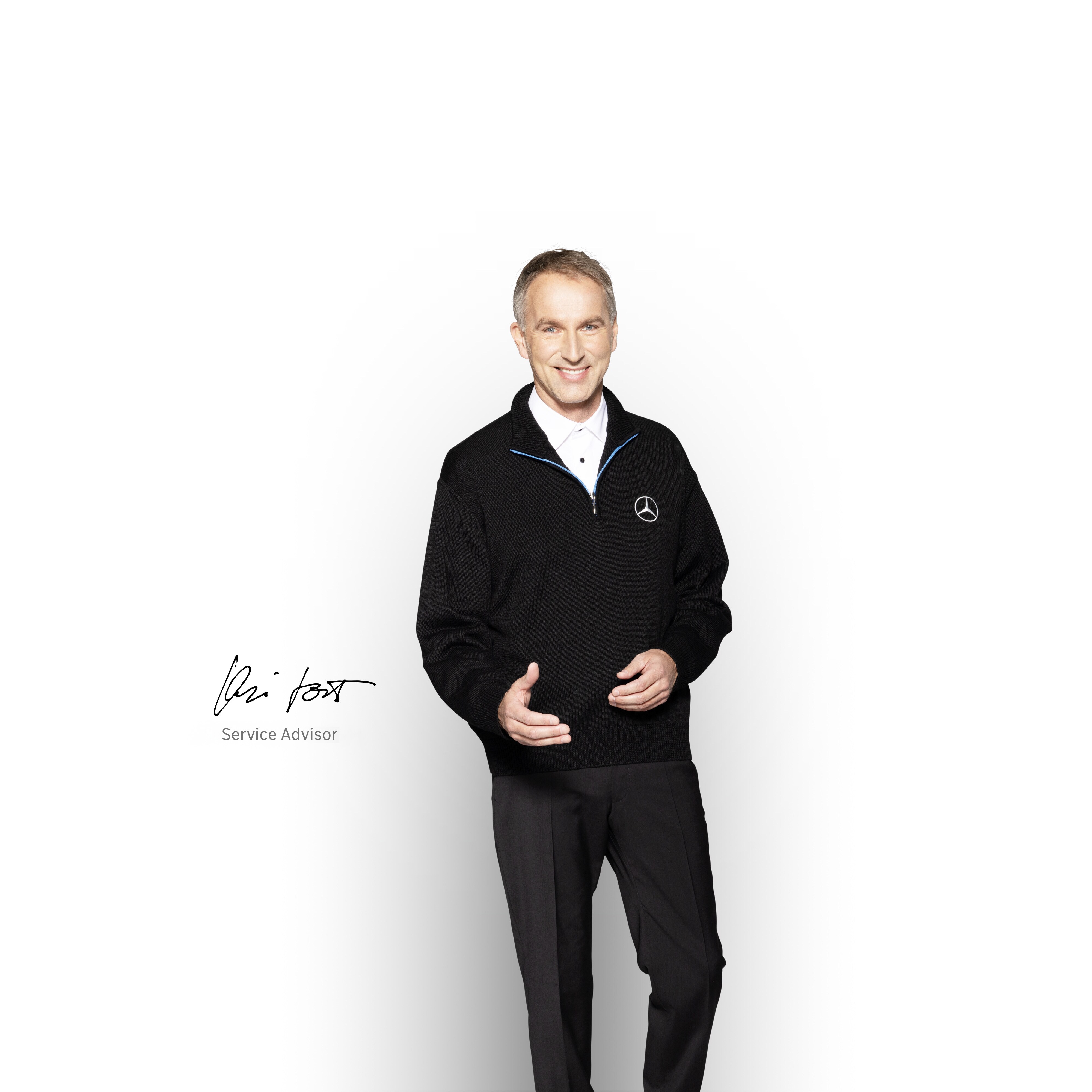 Mercedes-Benz | Conveniencia Un asesor de servicio con camisa blanca y una tablet en las manos listo para informar sobre el servicio de movilidad.