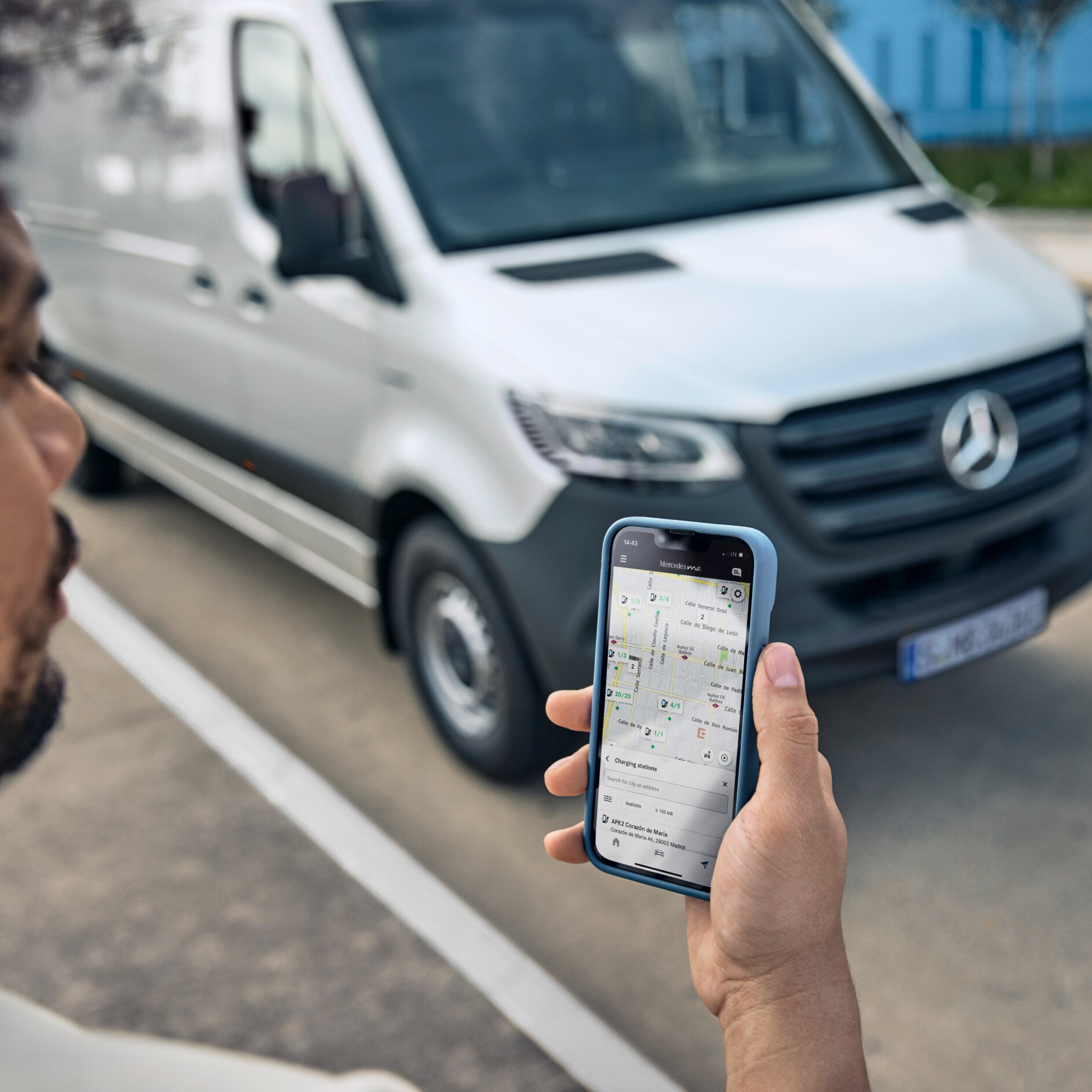 Clientes profesionales | Extras digitales | Mercedes-Benz Las funciones de Mercedes-Benz MBUX en un smartphone.