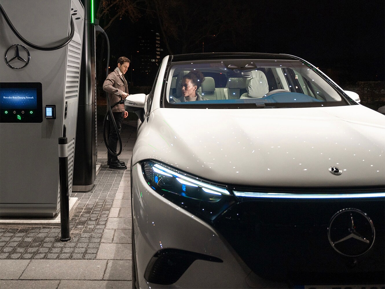 Carga | Mercedes-Benz Un hombre cargando un EQE en una estación de carga