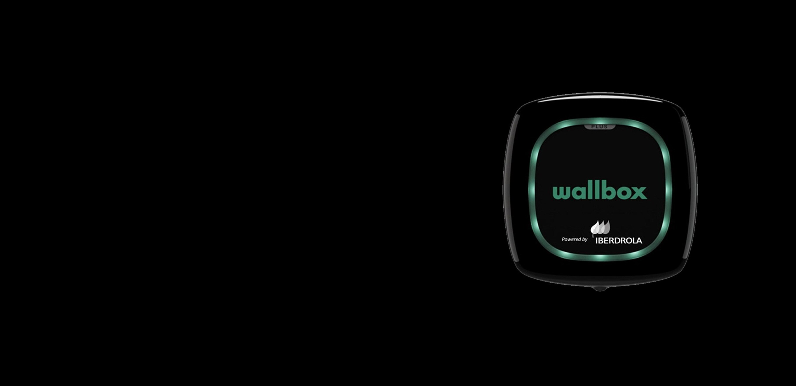 Paquete Plug&Go | Mercedes-Benz El cargador wallbox pulsar plus de Mercedes Benz con un fondo negro