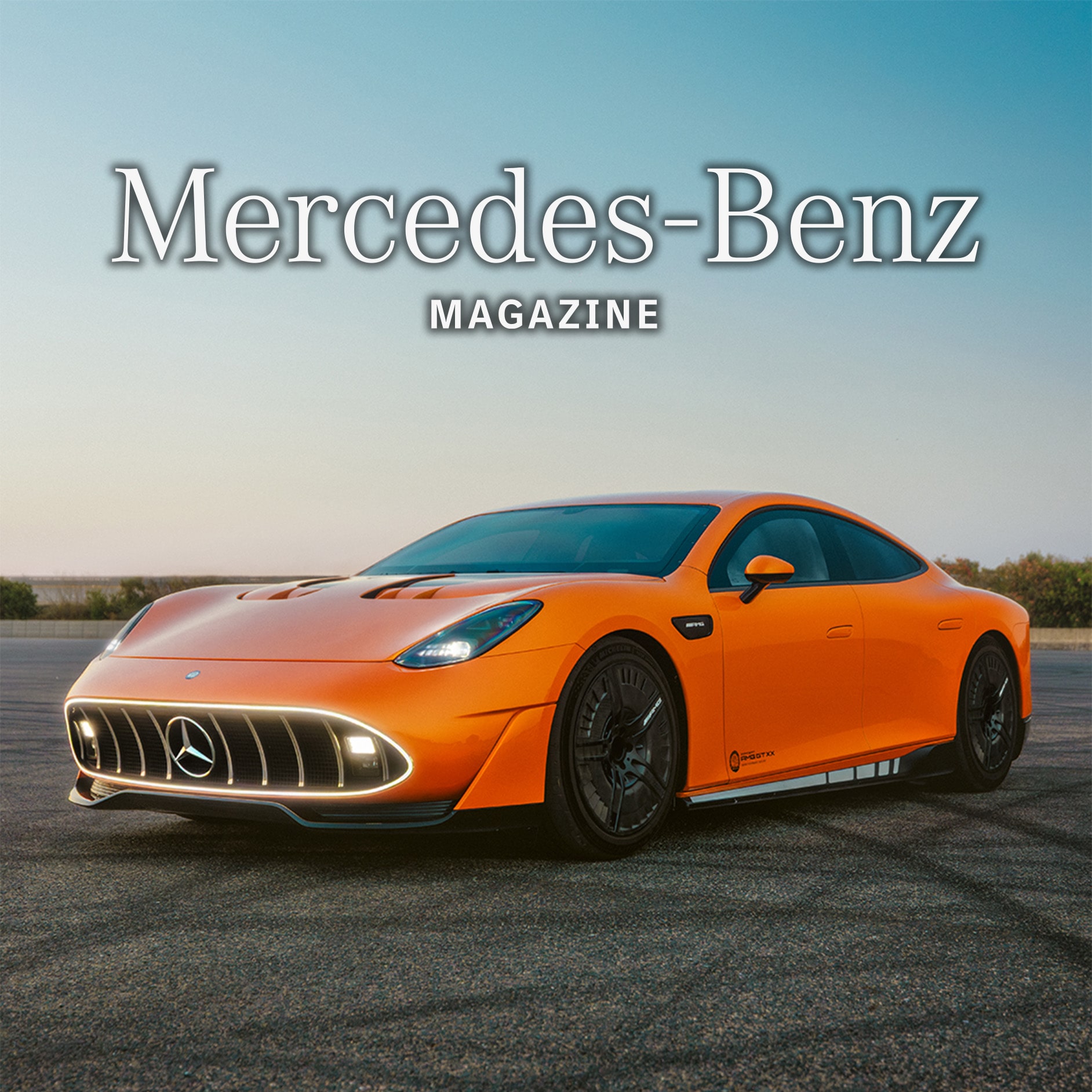 Mercedes-Benz Magazine Visual lateral de un GT XX de Mercedes-Benz en color naranja sobre el asfalto