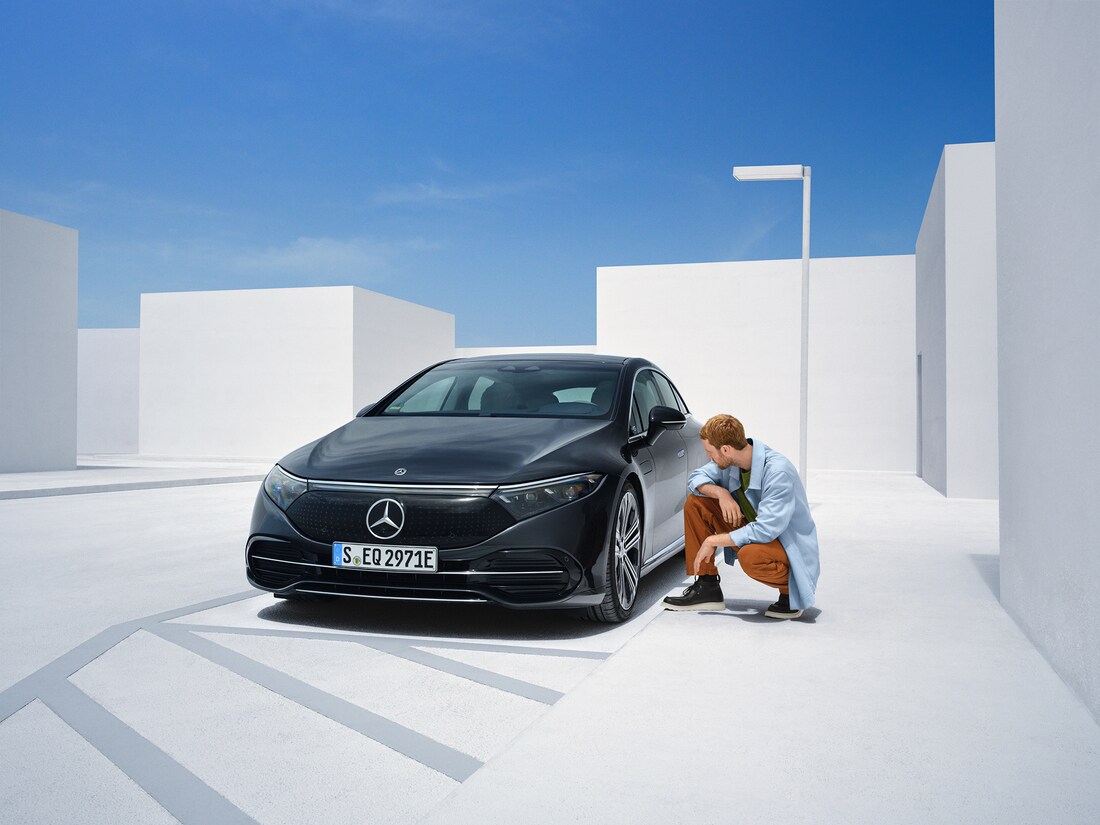 Ofertas Posventa | Mercedes-Benz Un hombre revisando un neumático de un Mercedes-Benz