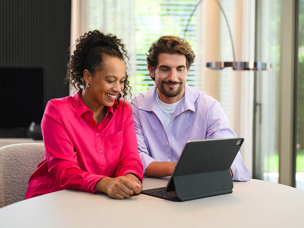 Ofertas | Servicios financieros | Mercedes-Benz Dos personas sentadas mirando una tablet